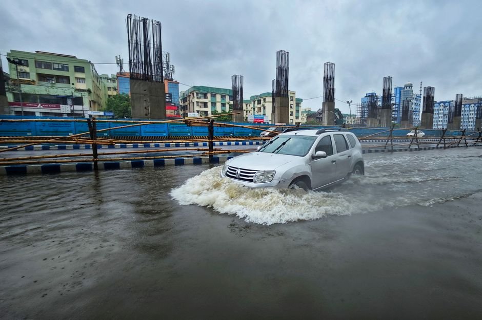 मानसून का असर: राजस्थान में बारिश से गाड़ियां फंसीं, यूपी में पोल गिरे, दिल्ली में आंधी
